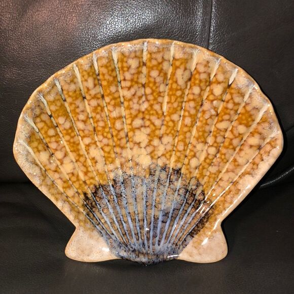 Handmade Stoneware Shell Shaped Dish - Picture 1 of 4